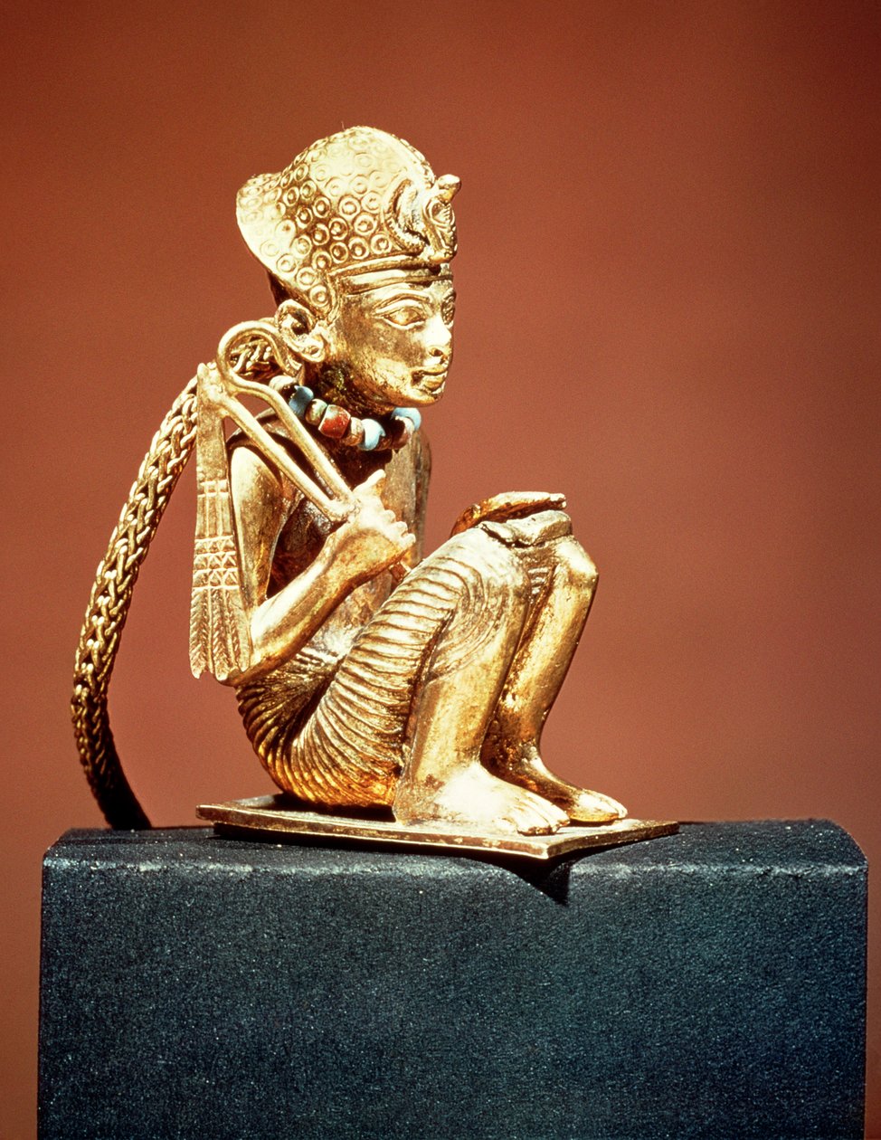 Pingente representando Amenófis III (1403-1365 aC) do túmulo de Tutancâmon, Novo Reino (ouro) (ver também 391019) de Egyptian 18th Dynasty