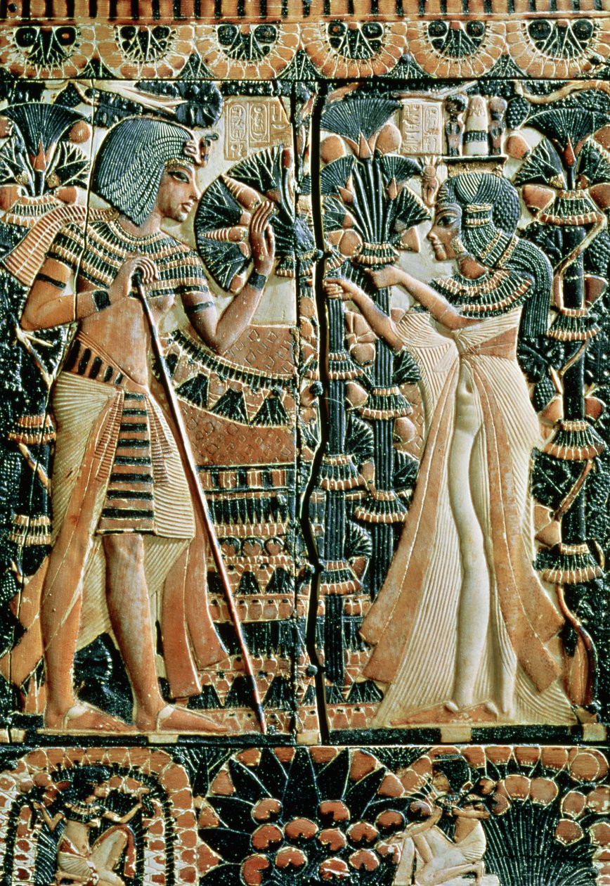Placa da tampa de um cofre mostrando Tutankhamon (c.1370-52 aC) e sua esposa Ankhesenamun em um jardim, New Kingdom (pintado de marfim) de Egyptian 18th Dynasty