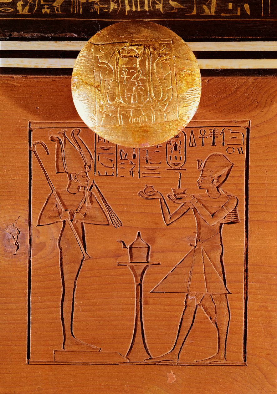 Baú portátil, detalhe de Tutancâmon (c.1370-1352 aC) fazendo uma oferenda a Osíris, da Tumba de Tutancâmon, Novo Reino (ébano, marfim, madeira e bronze) de Egyptian 18th Dynasty