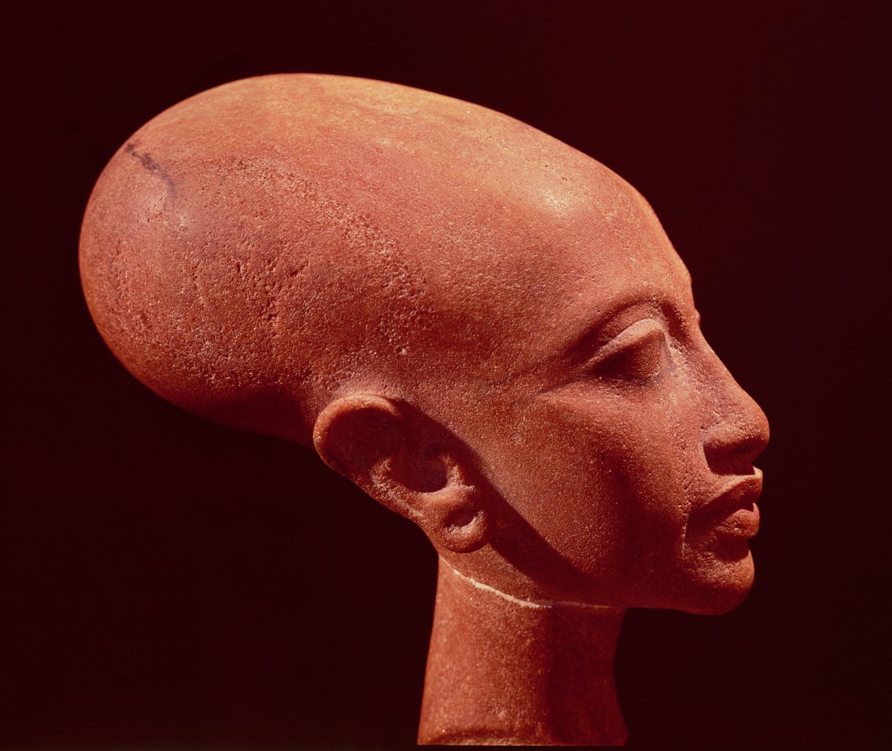 Busto de retrato de uma filha do rei Akhenaton (1353-1337 aC) c.1375 aC (ver também 97985) de Egyptian 18th Dynasty