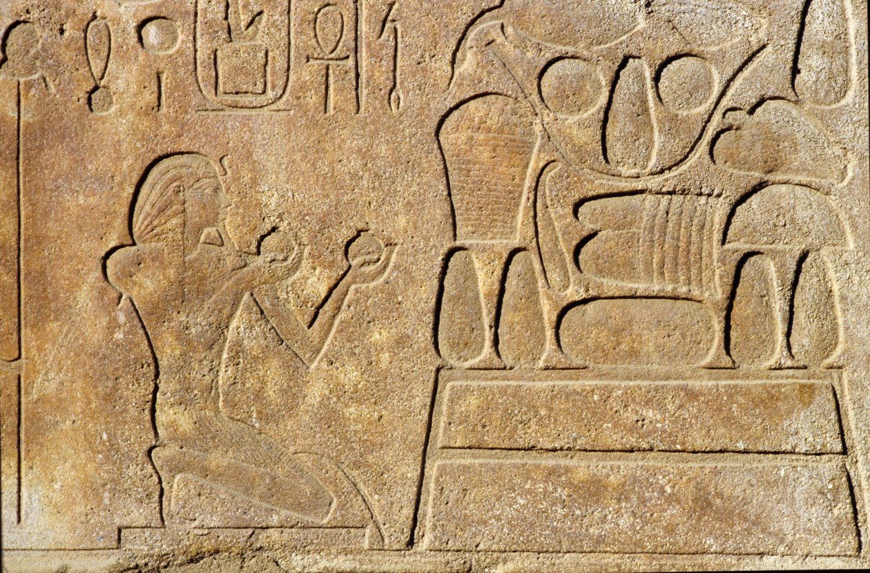 Rainha Hatshepsut (c.1503-1482 aC) ajoelhando-se diante de uma mesa de oferendas, Templo de Amon, Novo Reino de Egyptian 18th Dynasty