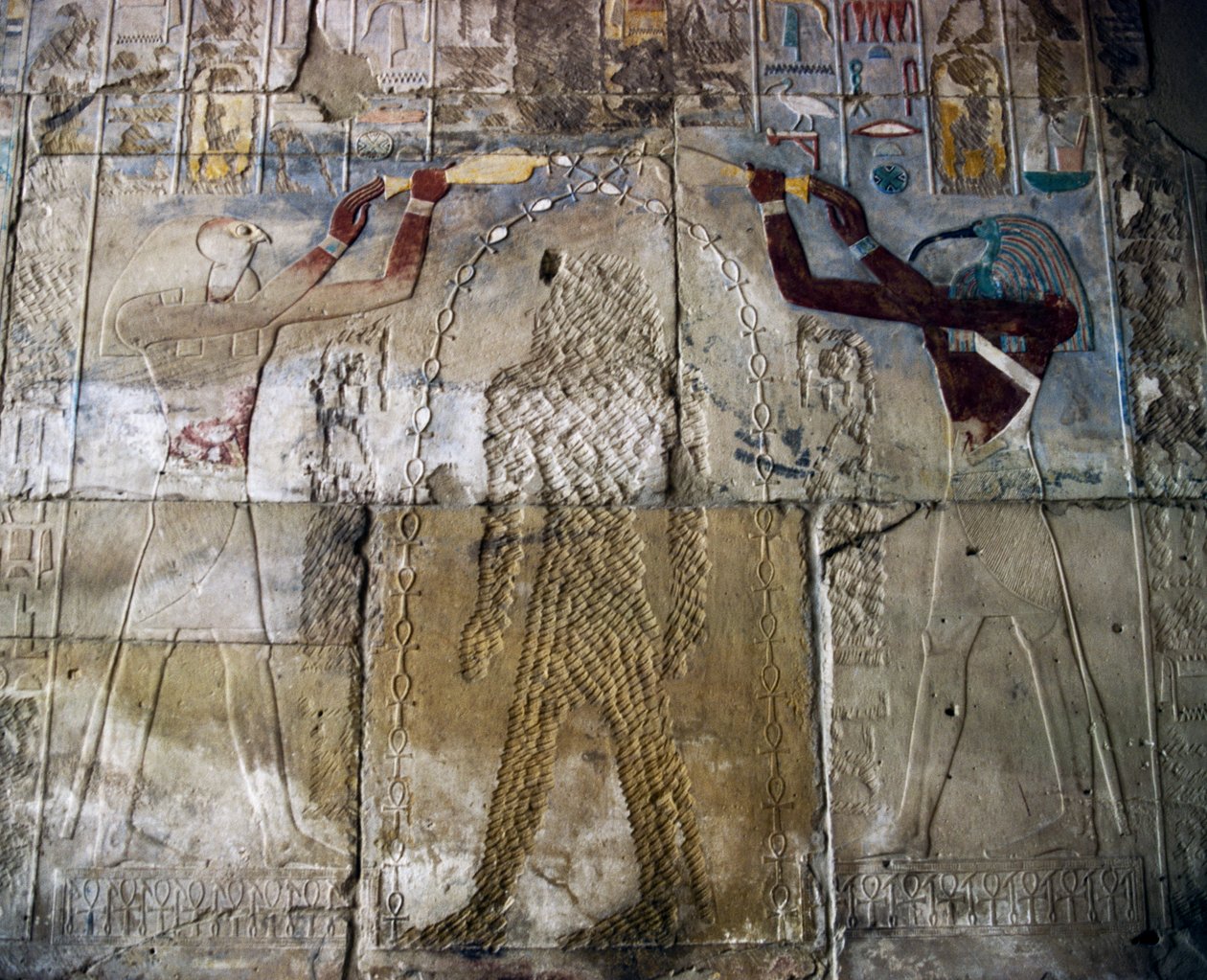 A rainha Hatshepsut entre o deus Hórus e o deus Thoth, relevo pintado, salão da Capela Vermelha de Hatshepsut, complexo do templo de Karnak (Lista do Património Mundial da Unesco de Egyptian 18th Dynasty