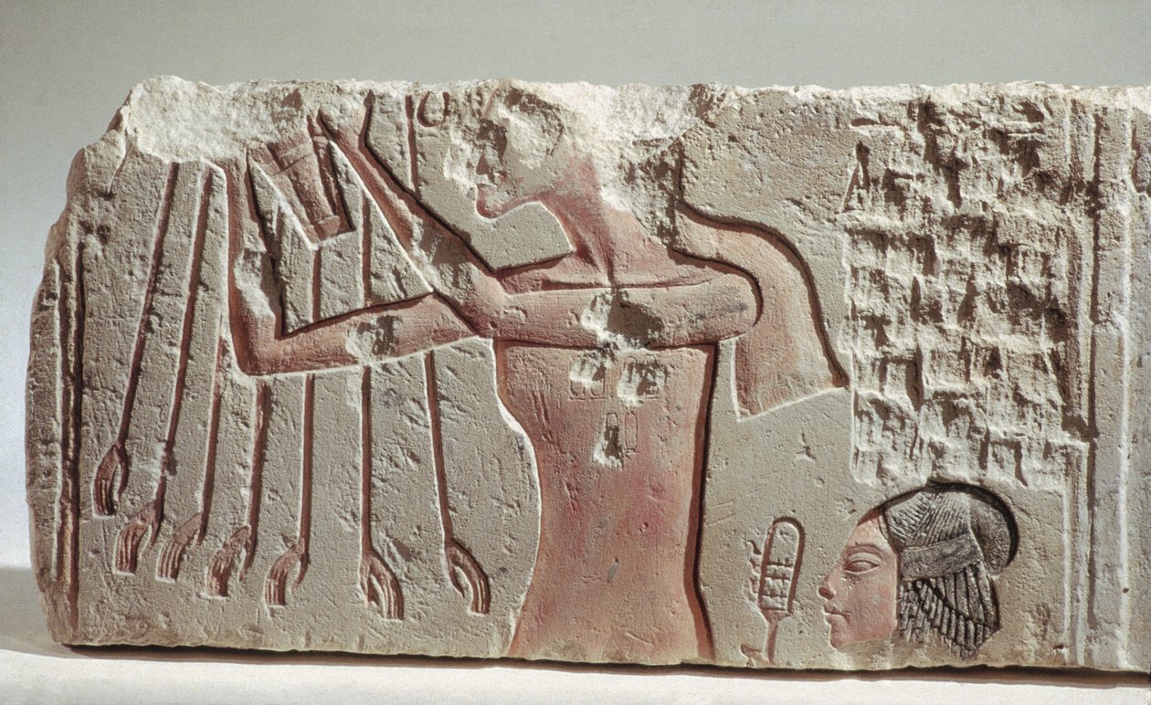 Relief Depicting Akenhaten and His Daughter Offering to the Aten, New Kingdom, c.1352-1336 BC (calcário) de Egyptian 18th Dynasty