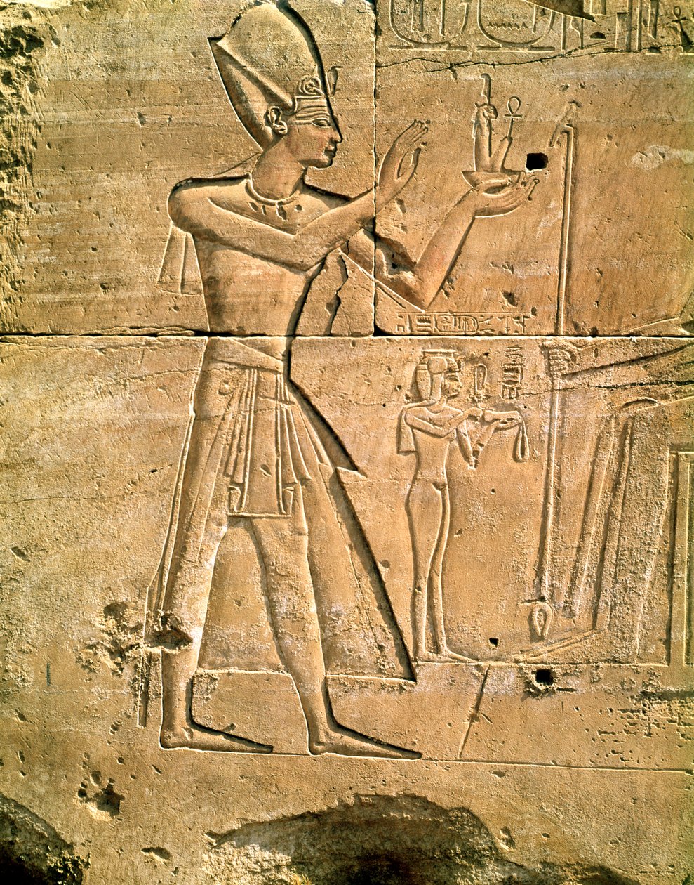 Relevo representando Tuthmosis III (c.1479-1425 aC) fazendo uma oferenda a um deus sentado, New Kingdom de Egyptian 18th Dynasty