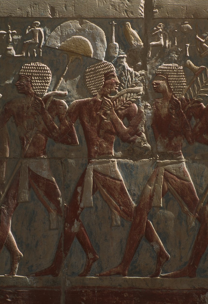 Relevo retratando um desfile em homenagem à deusa Hathor, detalhe, do Templo Mortuário de Hatshepsut (c.1503-1482 aC) Novo Reino (calcário pintado) (ver também 382845) de Egyptian 18th Dynasty