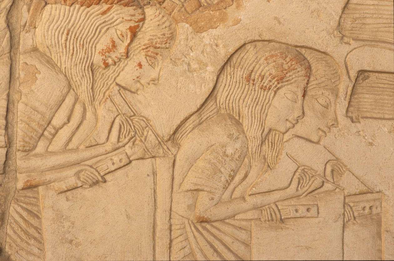 Relevo representando escribas no trabalho, a partir do túmulo de Horemheb (c.1323-1295 aC) Novo Reino (pintura de parede) (detalhe de 218338) de Egyptian 18th Dynasty