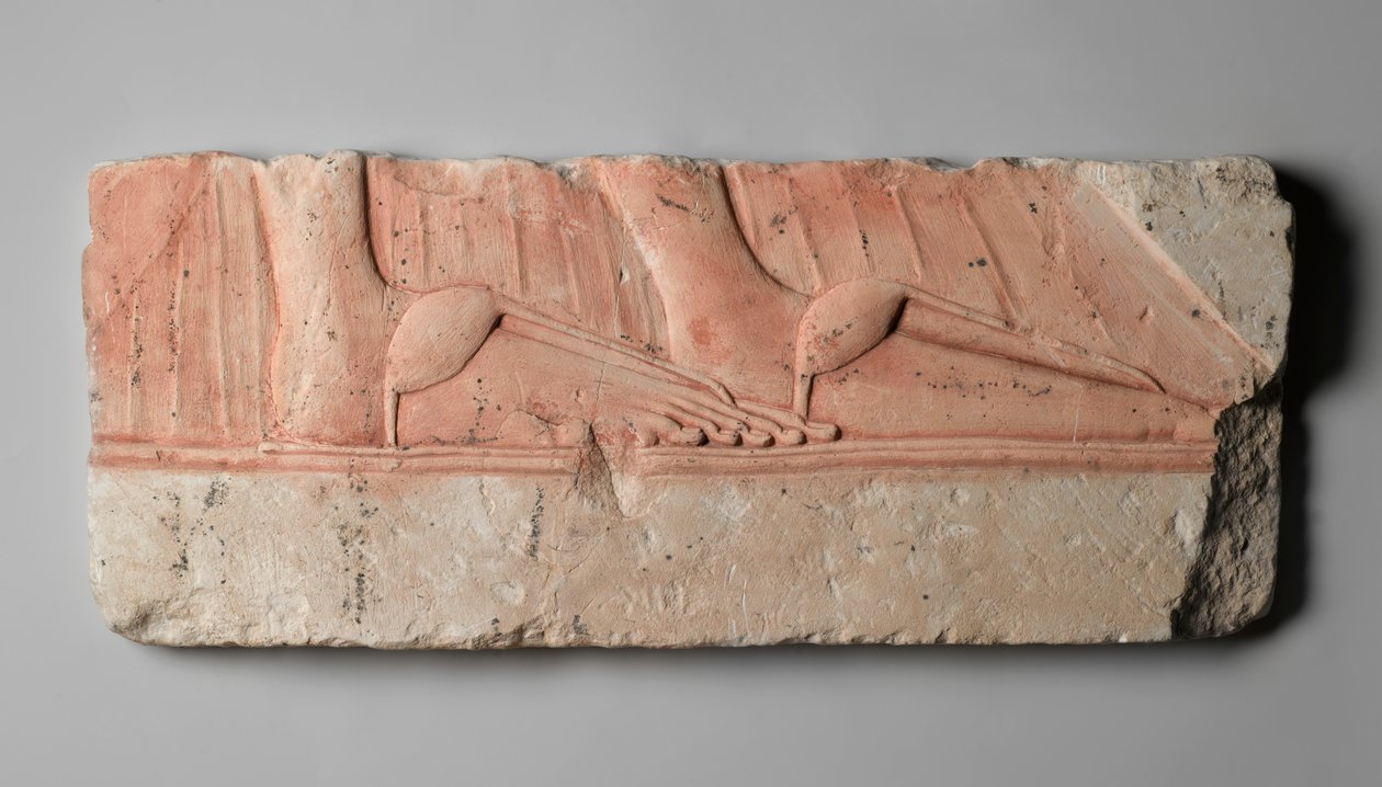 Relevo retratando os pés em sandália das mulheres reais, de Tell el-Amarna, Novo Reino, c.1353-1332 aC (calcário) de Egyptian 18th Dynasty