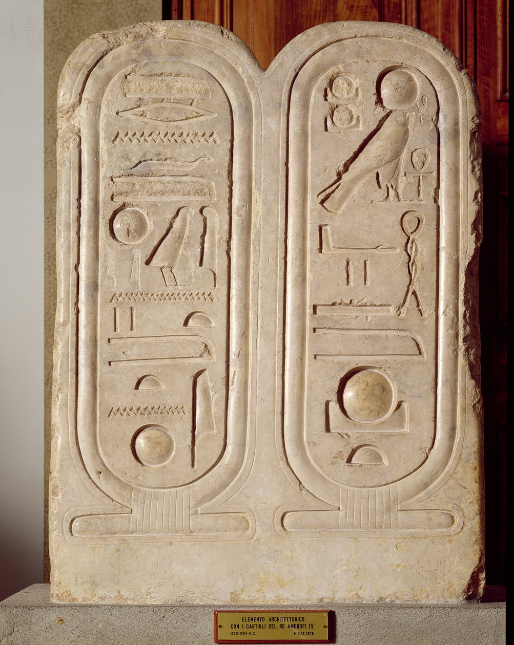 Alívio com a cartela de Amenófis IV (1379-1362) Novo Reino, c.1372-1354 aC (calcário) de Egyptian 18th Dynasty