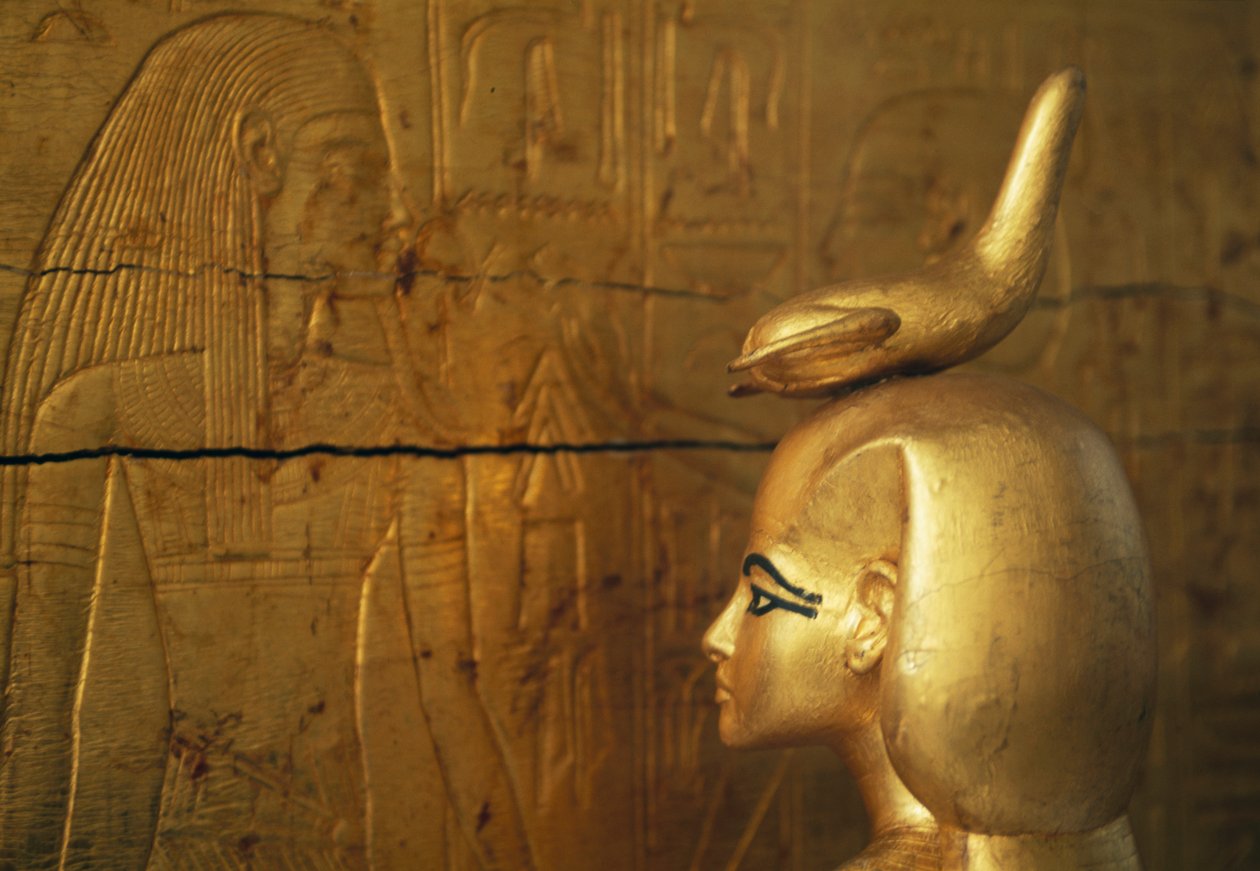 Estátua de Selkis ou Serket protegendo uma arca de frascos canópicos, Tesouro de Tutankhamon de Egyptian 18th Dynasty