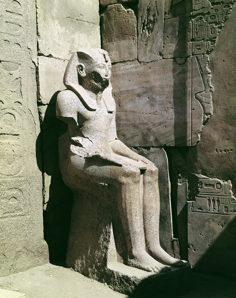 Estátua de Tuthmosis III (c.1490-39 aC) Novo Reino (granito) de Egyptian 18th Dynasty