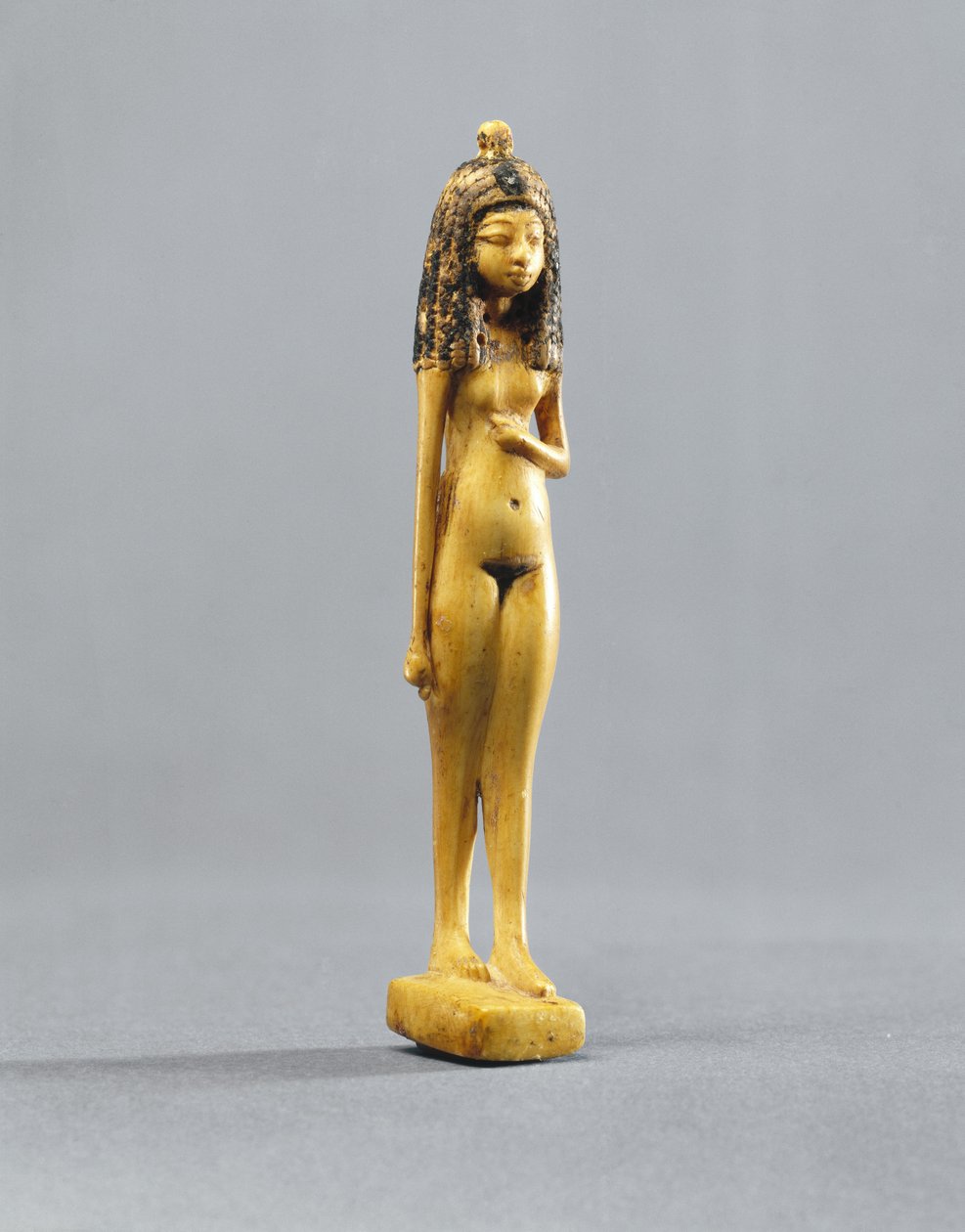 Estatueta de uma menina nua, Novo Reino, c.1390-1353 aC (pintado de marfim) de Egyptian 18th Dynasty