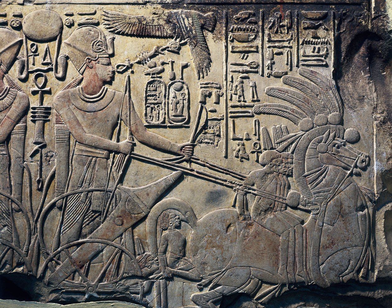 Estela de Amenhotep III mostrando o faraó dirigindo uma carruagem. 1391 -1353 AC. Escultura de pedra. Cairo, Museu do Egipto, Cairo. De Qina, Dayr al-Bahri. Tebas. de Egyptian 18th Dynasty