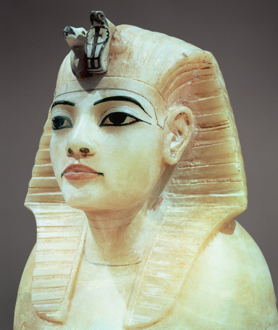 Stopper de uma das urnas canopic, da tumba de Tutankhamun (c.1370-52 aC) New Kingdom (alabastro) (ver também 391018) de Egyptian 18th Dynasty