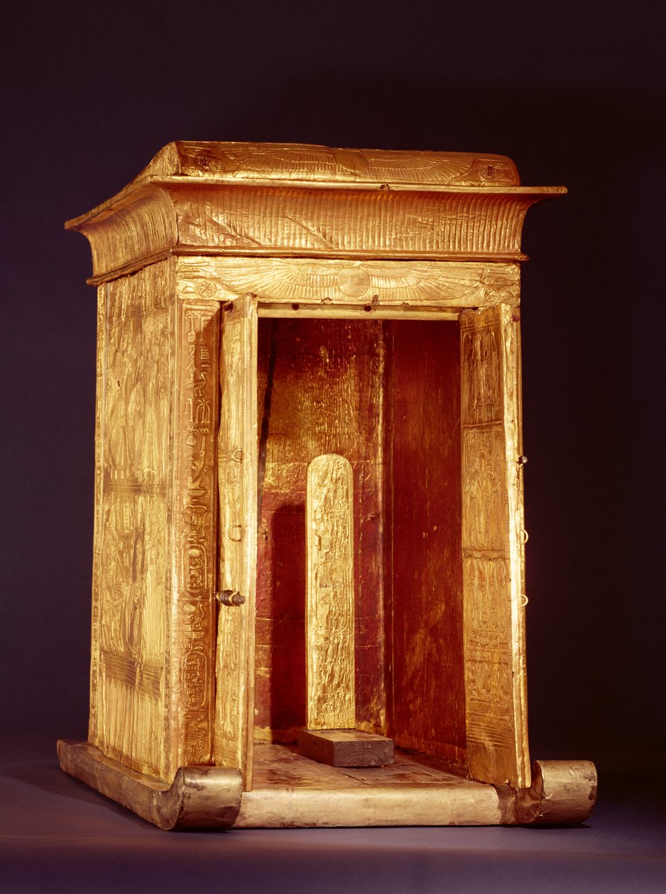 O Santuário de Ouro de Tutancâmon (c.1370-1352 aC) Novo Reino (madeira revestida com gesso coberto com ouro de folha) (ver também 267767) de Egyptian 18th Dynasty
