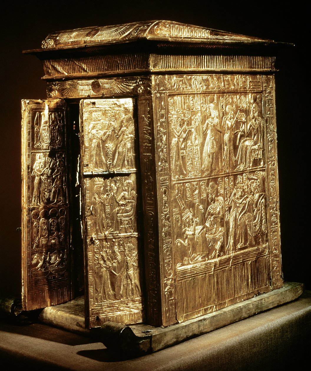 O Santuário Dourado de Tutancâmon (c.1370-52 aC) Novo Reino (madeira revestido de gesso coberto com chapas de ouro) de Egyptian 18th Dynasty