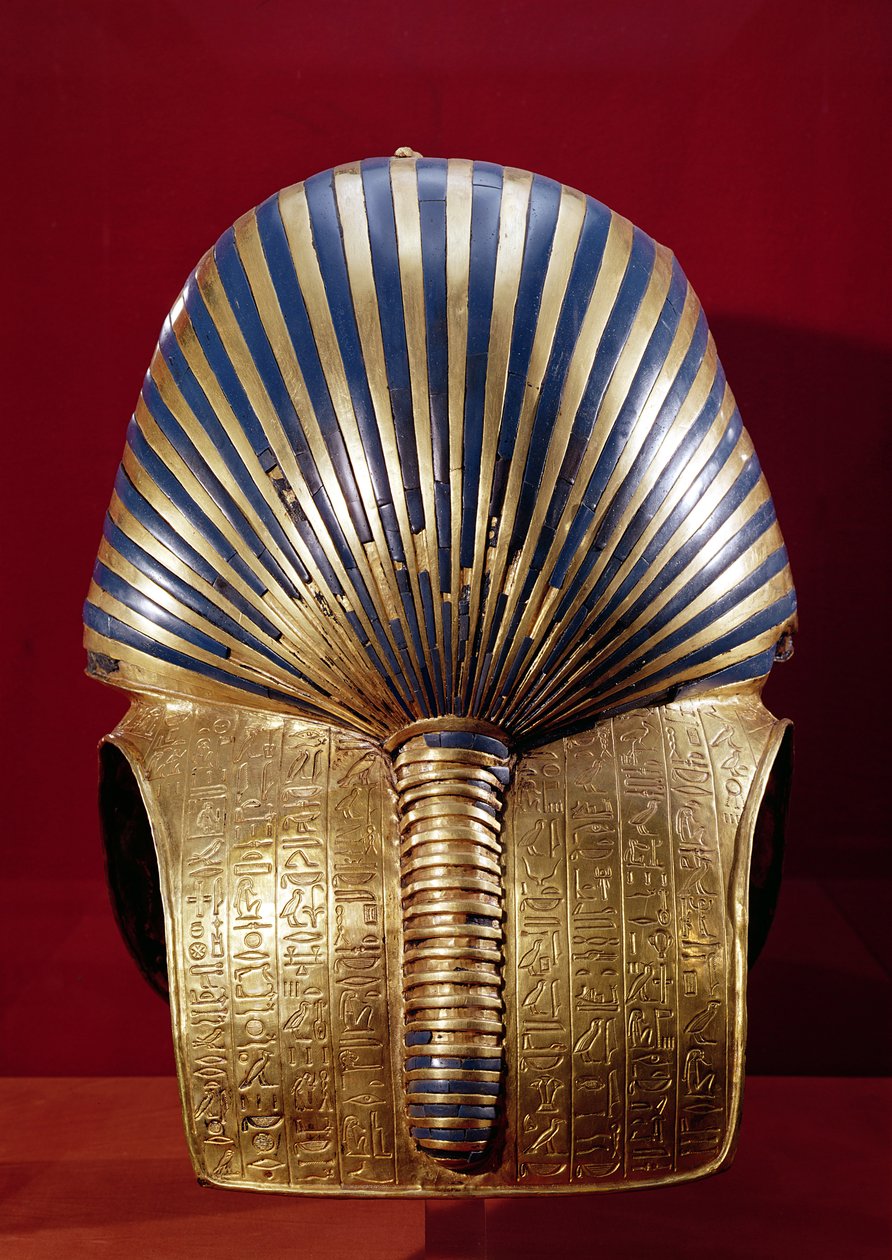 A parte de trás da máscara de ouro, do Tesouro de Tutancâmon (c.1370-1352 aC) Novo Reino, c.1340 aC (ouro incrustado com pedras semipreciosas) de Egyptian 18th Dynasty