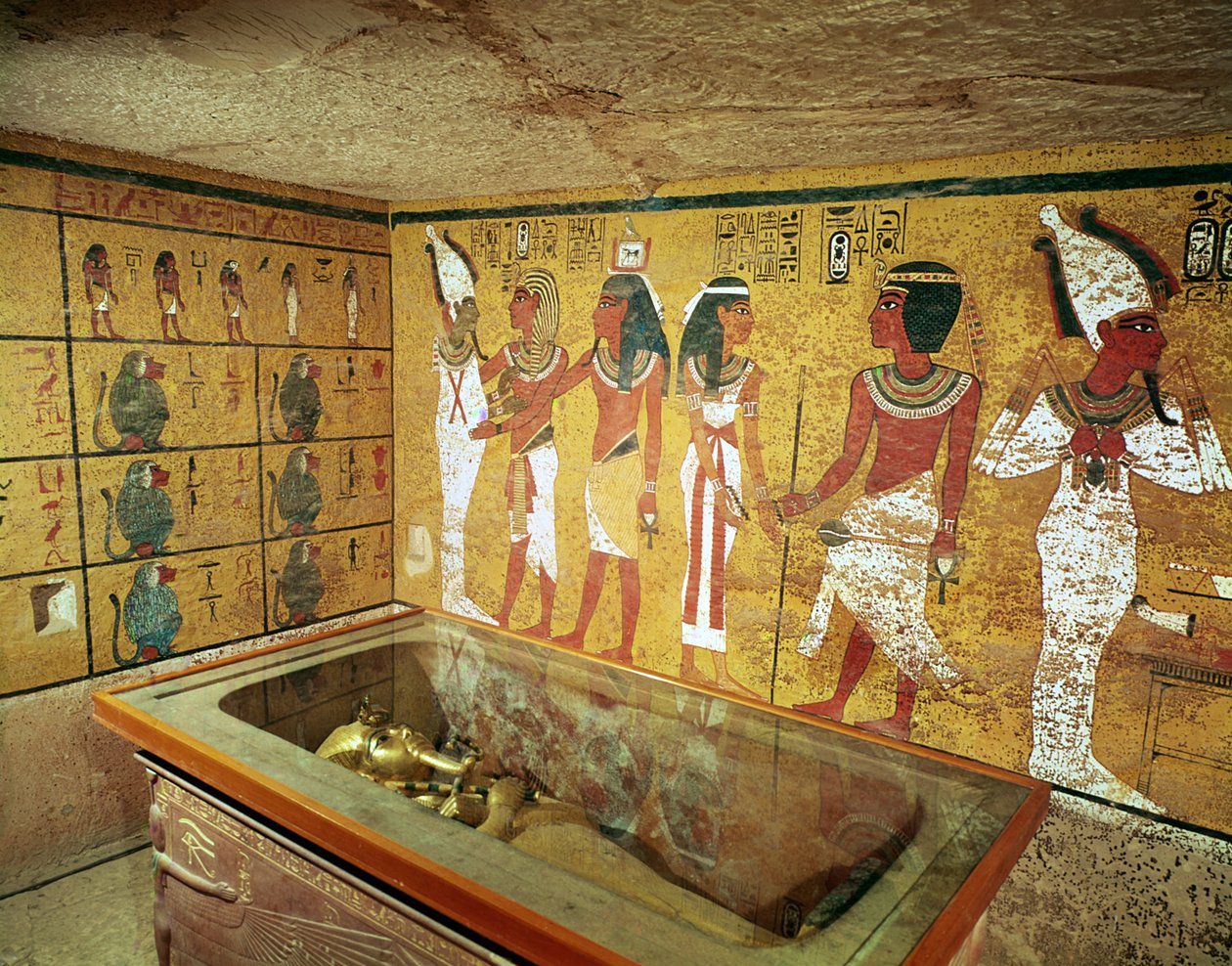 A câmara funerária no túmulo de Tutankhamon, novo reino de Egyptian 18th Dynasty