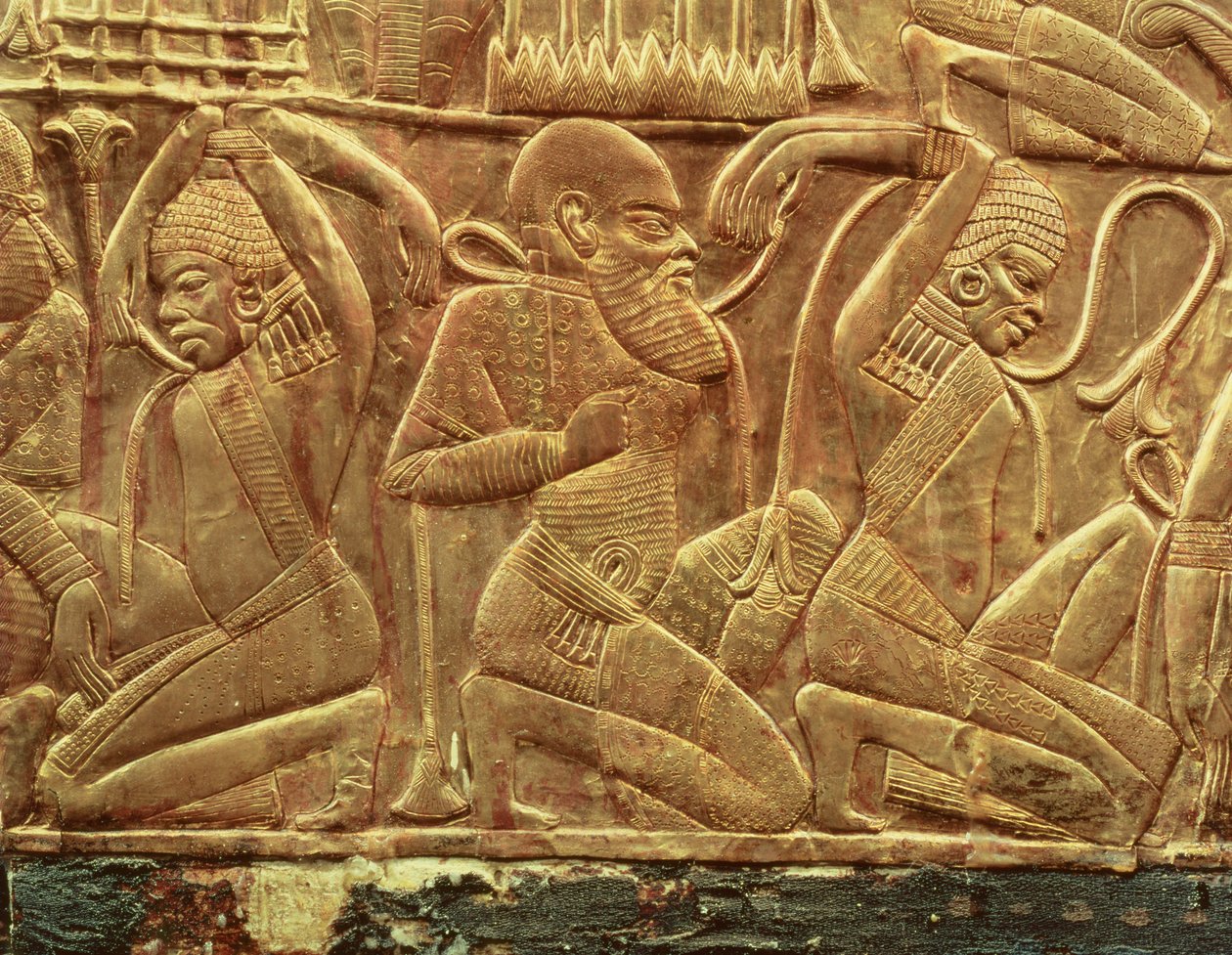 Os inimigos do Egipto vencidos e escravizados, pormenor do interior de uma das carruagens de Estado encontradas no túmulo de Tutankhamon (c.1370-52 a.C.) Novo Reino, c.1340 a.C. (madeira estucada coberta de ouro) de Egyptian 18th Dynasty