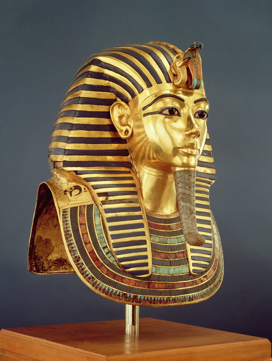A máscara funerária de Tutancâmon (c.1370-1352 aC) Novo Reino, c.1336-1327 aC (ouro incrustado com pedras semipreciosas) (ver também 228800) de Egyptian 18th Dynasty