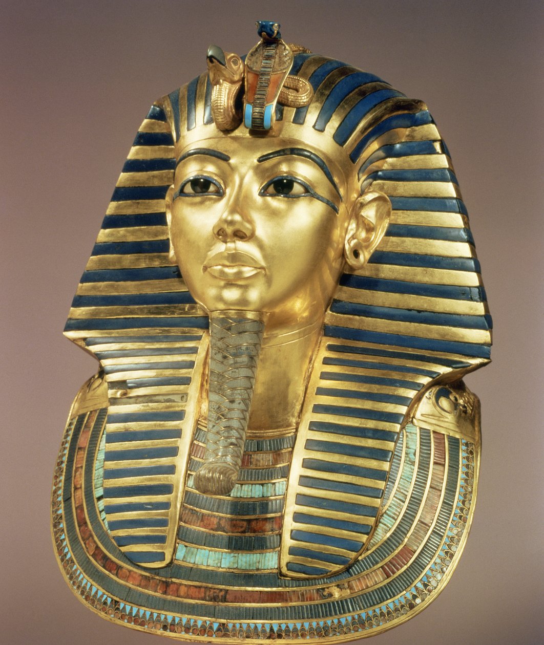 A máscara funerária de ouro, do túmulo de Tutancâmon (c.1370-52 aC) Novo reino (ouro com pedras semipreciosas e pasta de vidro) (ver também 3981) de Egyptian 18th Dynasty