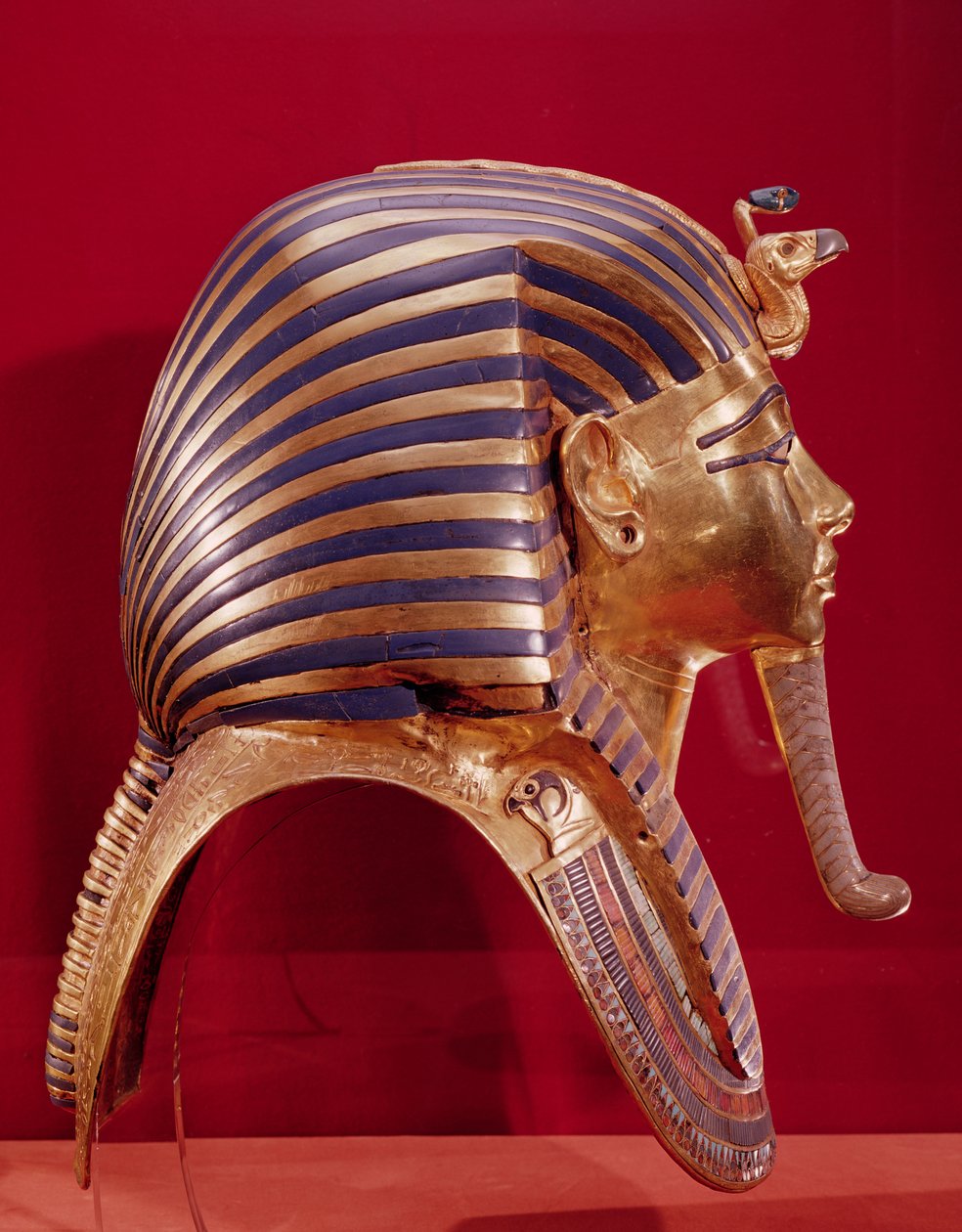A máscara de ouro, do Tesouro de Tutancâmon (c.1370-52 aC) c.1340 aC (ouro incrustado com pedras semipreciosas) (ver 184085 para o lado oposto) de Egyptian 18th Dynasty