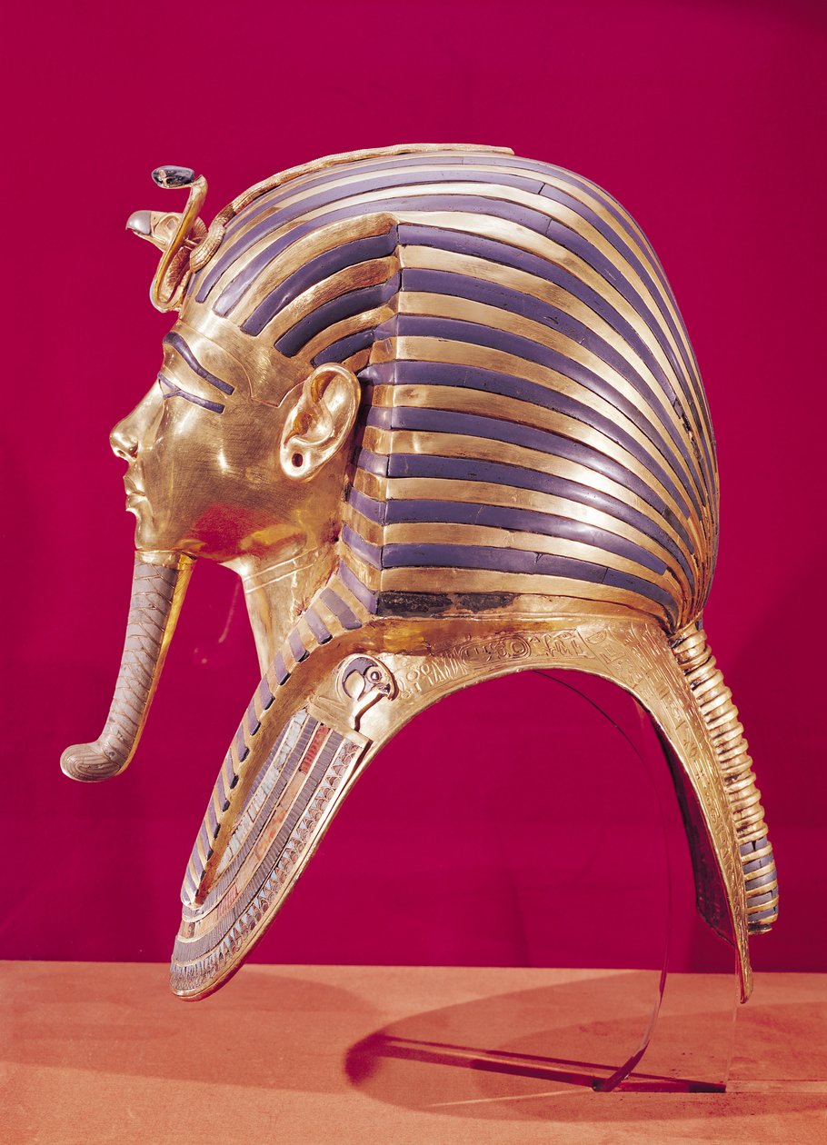 A máscara de ouro, do Tesouro de Tutancâmon (c.1370-52 aC) c.1340 aC (ouro incrustado com pedras semipreciosas) (ver 179987 para o lado oposto) de Egyptian 18th Dynasty
