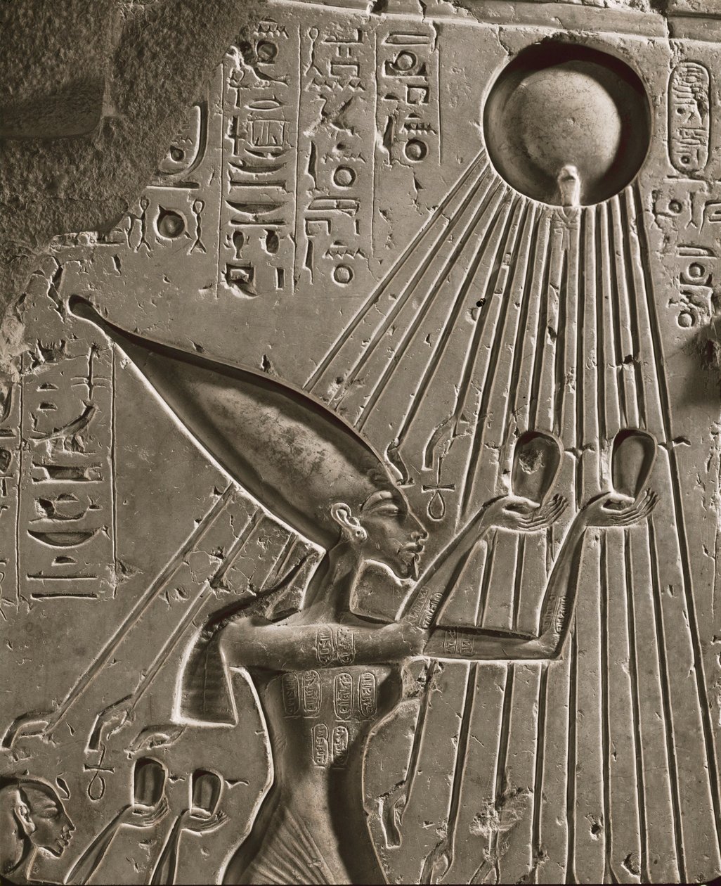 A família real de Amenófis IV Akhnatonoferece um sacrifício a Aton, o sungod (relevo) de Egyptian 18th Dynasty