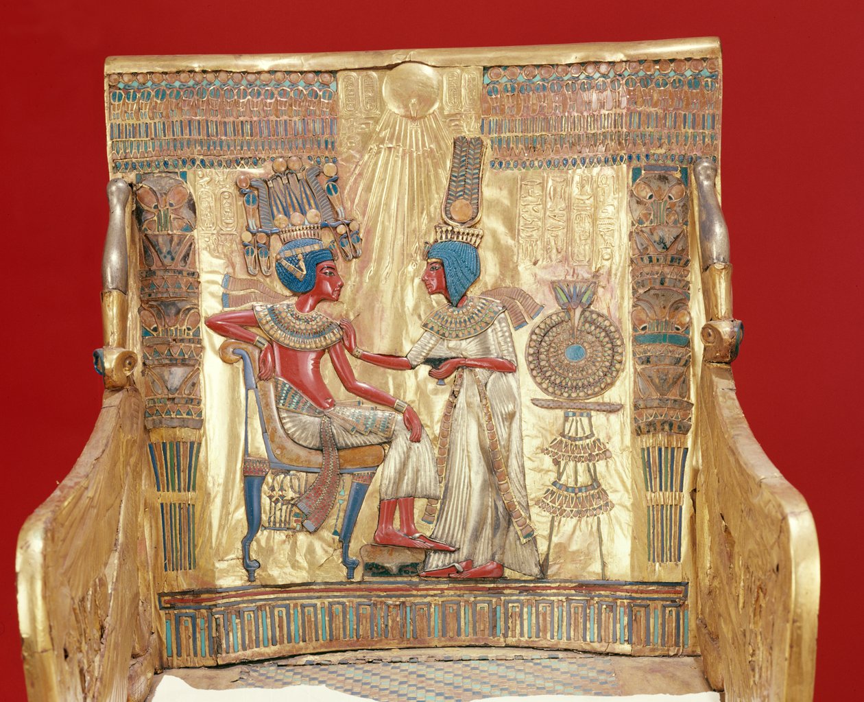 Trono, do túmulo de Tutankhamon (c.1370-1352 aC) Novo Reino (ouro) de Egyptian 18th Dynasty