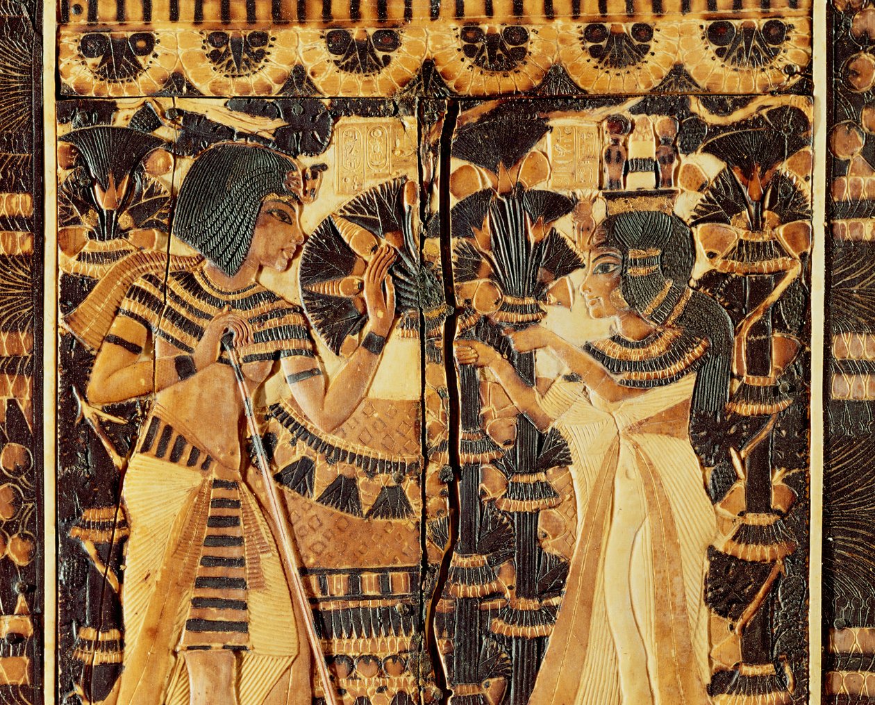 Painel superior de um cofre, da Tumba de Tutankhamon, Novo Reino (madeira, bronze, marfim e esmalte colorido) de Egyptian 18th Dynasty