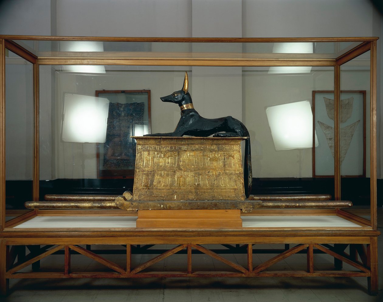 Tesouro de Tutancâmon, estátua de madeira do deus chacal Anúbis sobre uma arca dourada do Novo Reino de Egyptian 18th Dynasty
