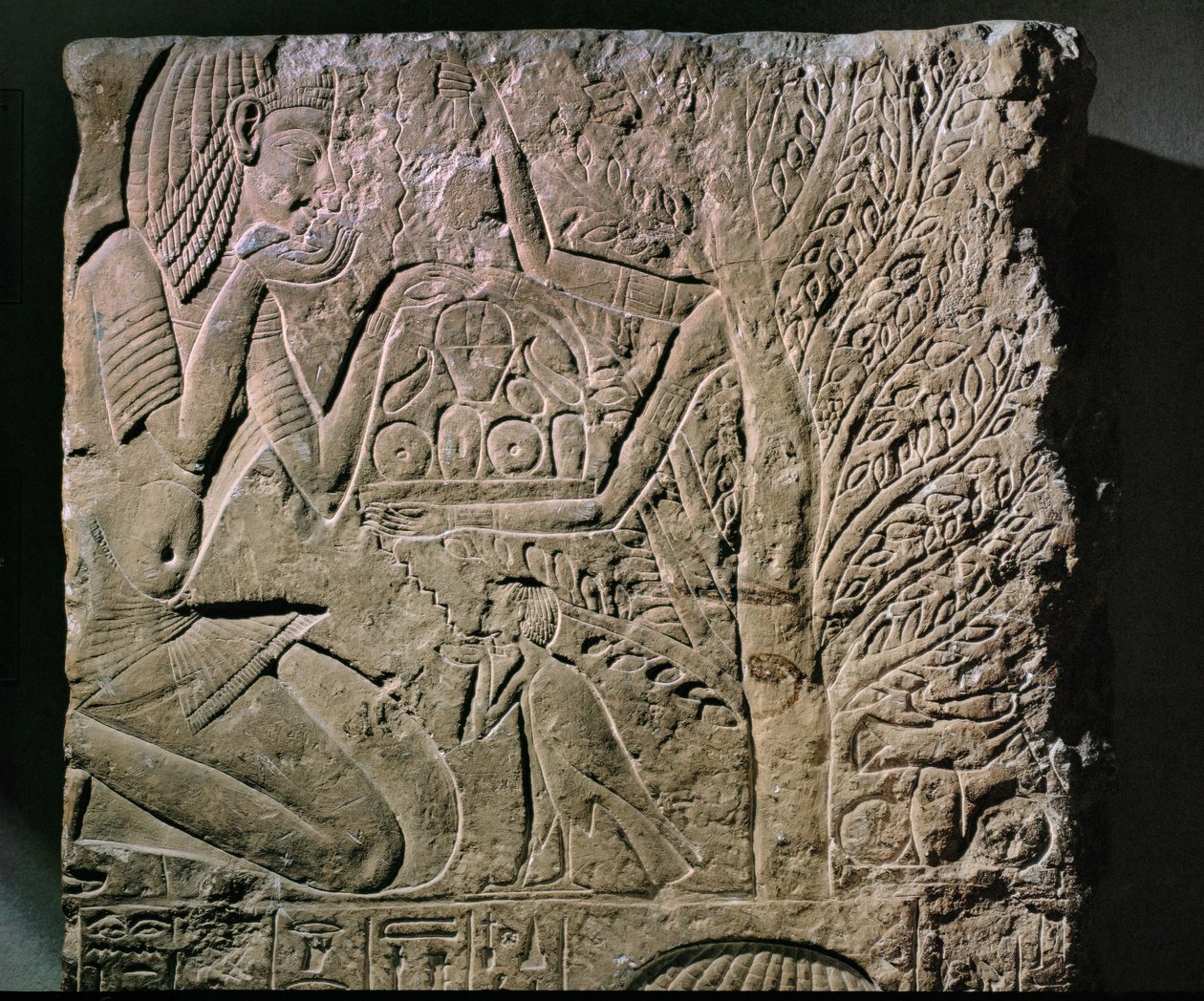 A deusa da árvore oferece comida e bebida (relevo) de Egyptian 18th Dynasty