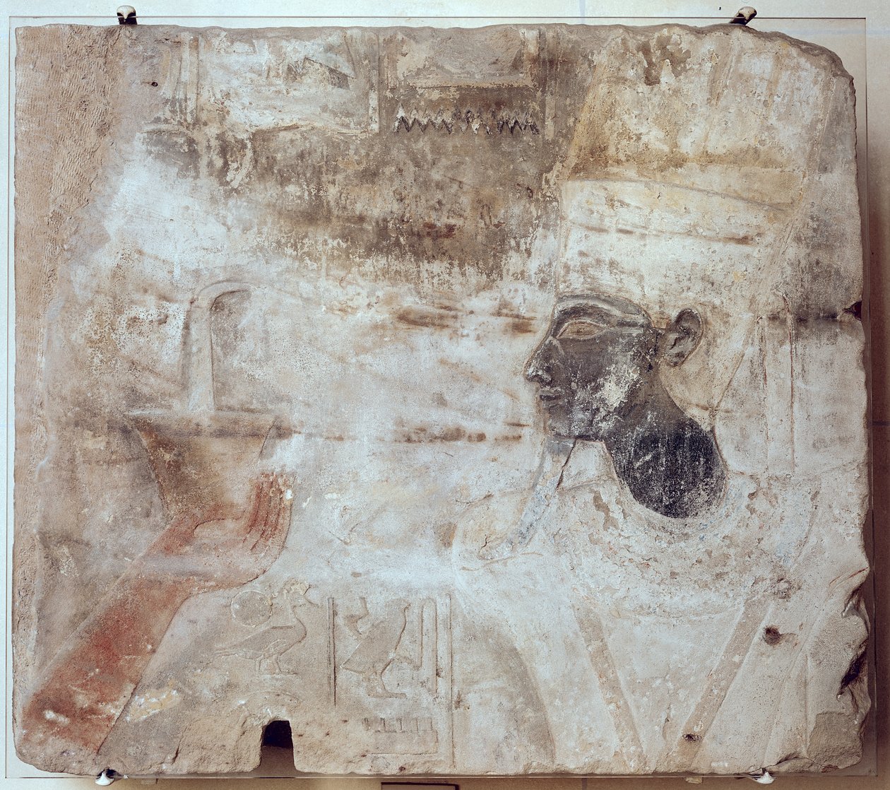 Tuthmosis III (c.1479-1425 aC) oferecendo incenso ao deus Amon do Templo de Satet em Elephantine, New Kingdom (arenito pintado) de Egyptian 18th Dynasty