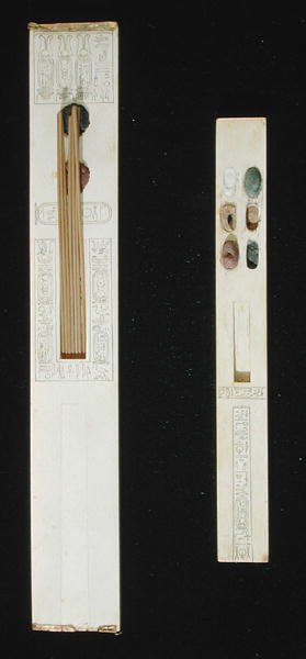 Duas paletas, do túmulo de Tutankhamon, Vale dos Reis, Novo Reino, c.1353-1327 aC de Egyptian 18th Dynasty