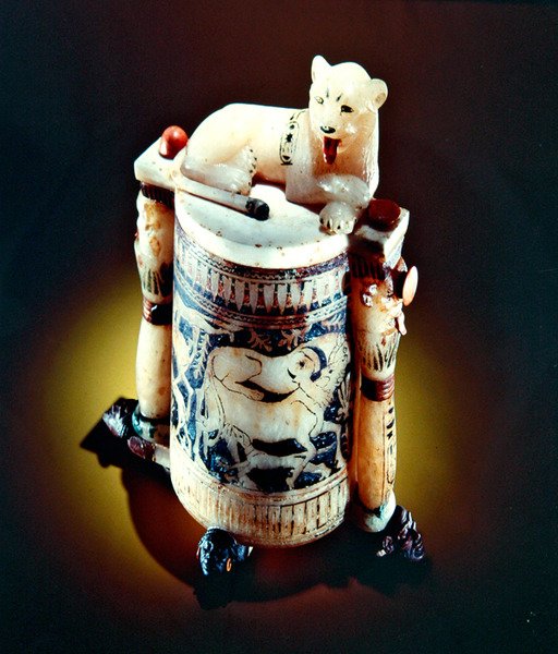 Frasco de unguent com uma figura de um rei como um leão, do Túmulo de Tutancâmon, Novo Reino (pintado de alabastro) (ver também 148194) de Egyptian 18th Dynasty