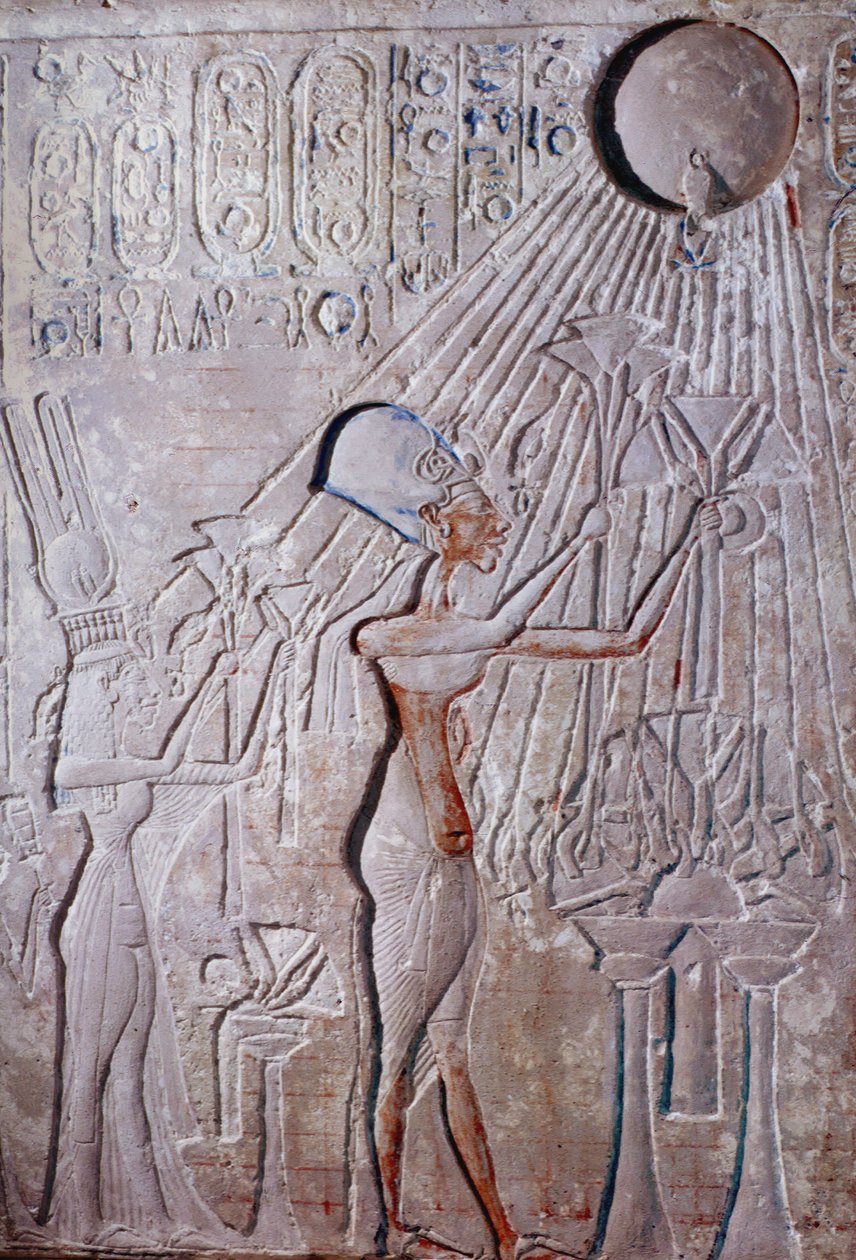 baixo relevo do rei Ikhenaton e da rainha Nefertiti adornando o deus do sol Aton de Egyptian 18th Dynasty