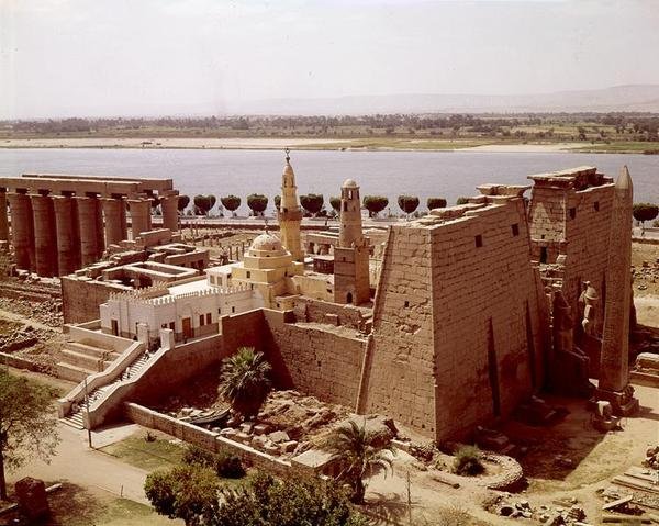 Vista aérea, de, a, templo de Egyptian 19th Dynasty