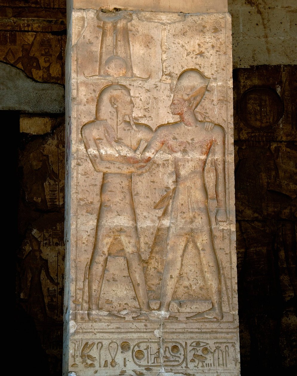 Arte Egípcia Antiga: Alívio baixo na coluna do templo de Sethi I (Sety ou Seti I de Egyptian 19th Dynasty