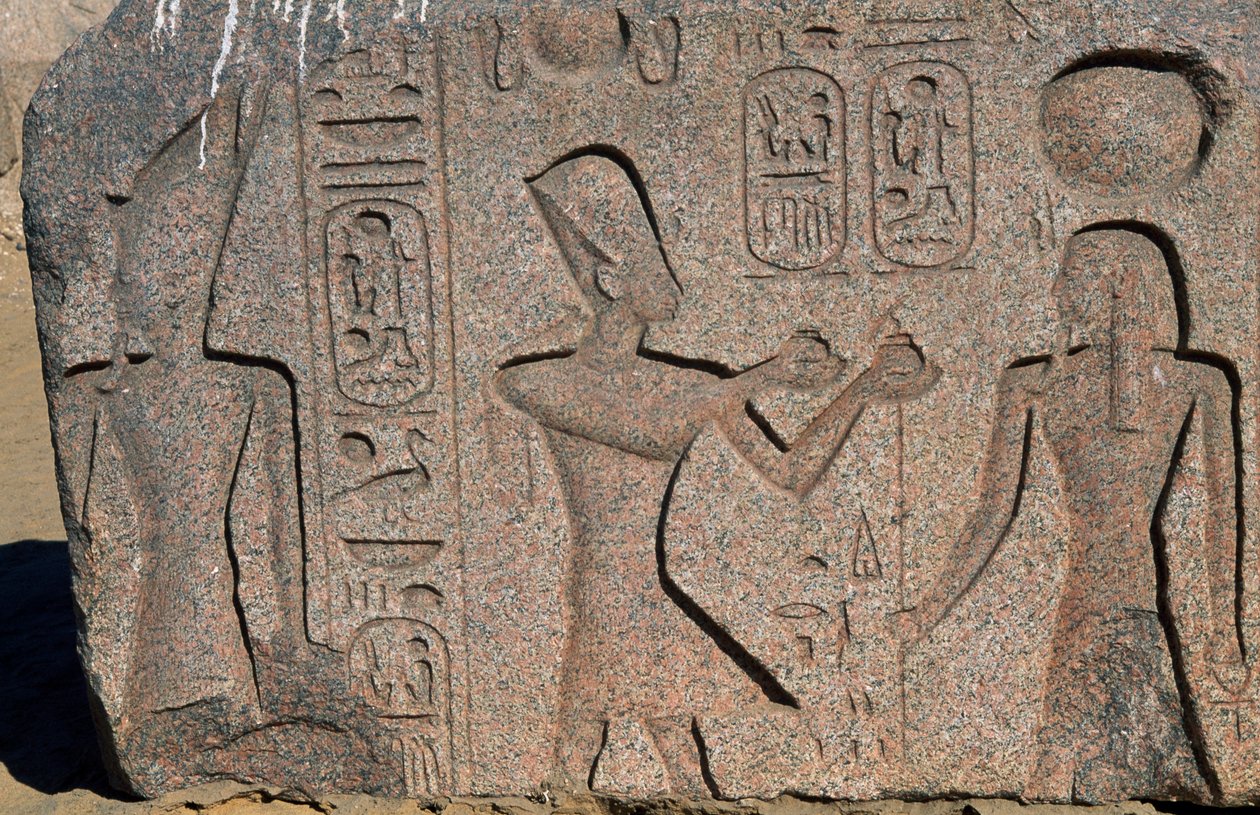 Bloco com relevos e inscrições de Ramsés II, Grande Templo de Amon, Tanis, Egipto, civilização egípcia, Novo Reino, Dinastia XIX de Egyptian 19th Dynasty