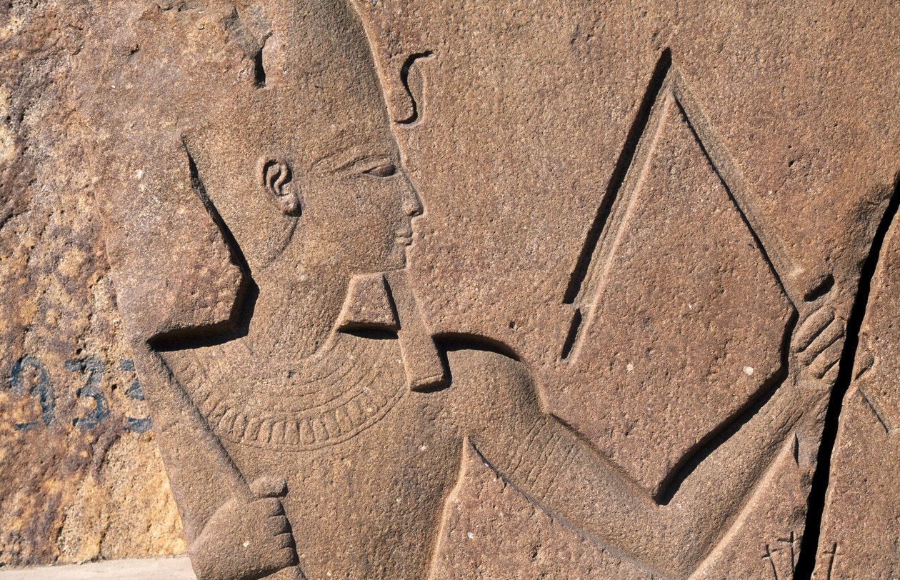 Bloco com relevos e inscrições de Ramsés II, Grande Templo de Amon, Tanis, Egipto, civilização egípcia, Novo Reino, Dinastia XIX de Egyptian 19th Dynasty