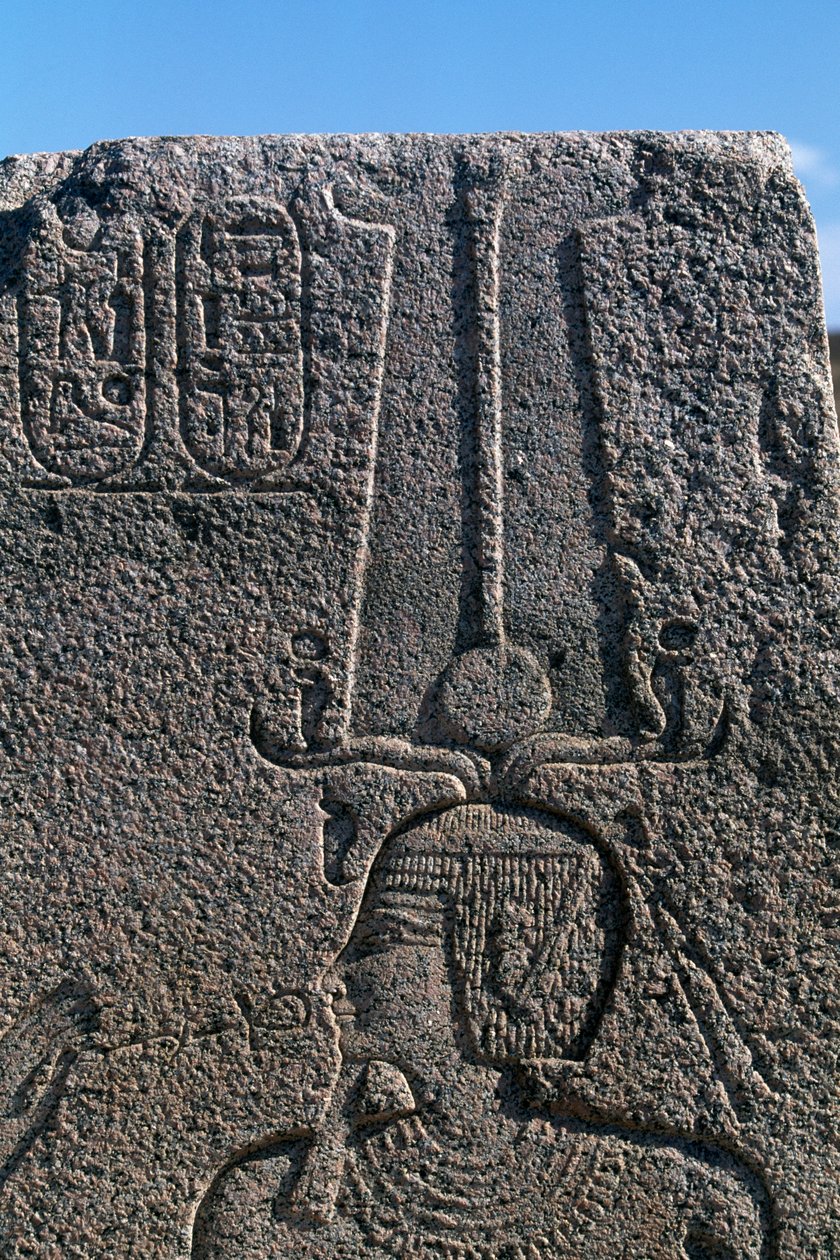 Bloco com relevos e inscrições de Ramsés II, Grande Templo de Amon, Tanis, Egito, civilização egípcia, Novo Reino, Dinastia XIX de Egyptian 19th Dynasty
