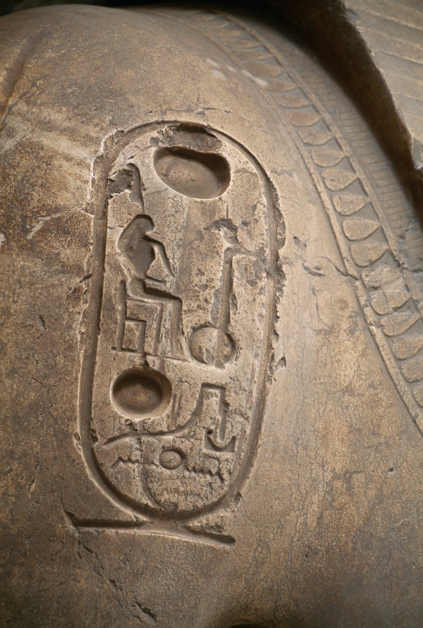 Cartela no braço, gravura do Colosso de Ramsés II, Mênfis (Lista do Património Mundial da UNESCO de Egyptian 19th Dynasty