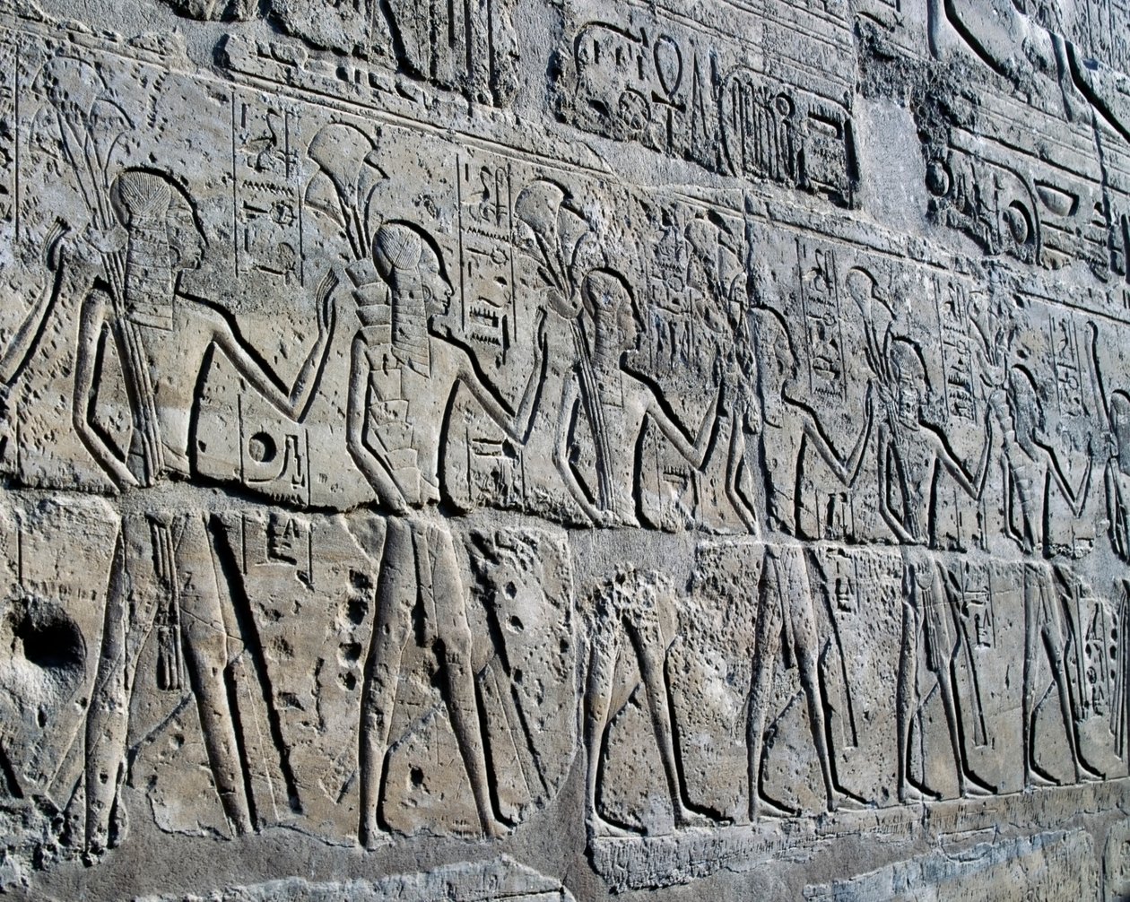 Personagens que simbolizam distritos mineiros trazendo os seus tributos ao deus, relevo, Pátio de Ramsés II, Templo de Amon (Lista do Património Mundial da Unesco de Egyptian 19th Dynasty