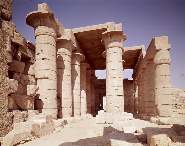 Colunas com eixos de papiro e capitéis de lótus no Grande Salão Hipostilo, Novo Reino de Egyptian 19th Dynasty
