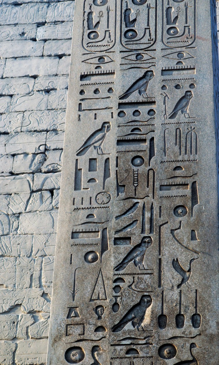Pormenor do obelisco de granito rosa, com 25 metros de altura, encomendado por Ramsés II, Templo de Amon, Complexo do Templo de Karnak, Luxor, Tebas (Património Mundial da UNESCO de Egyptian 19th Dynasty