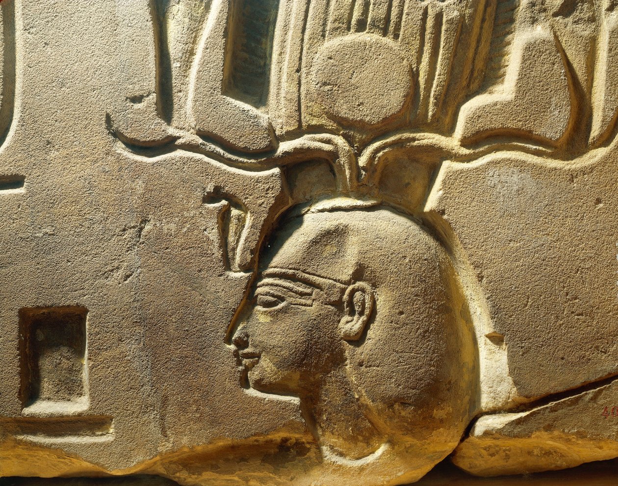Egipto, Luxor, Antiga Tebas, Vale de Assasif, fragmento de relevo representando Ramsés II e cartelas de Egyptian 19th Dynasty