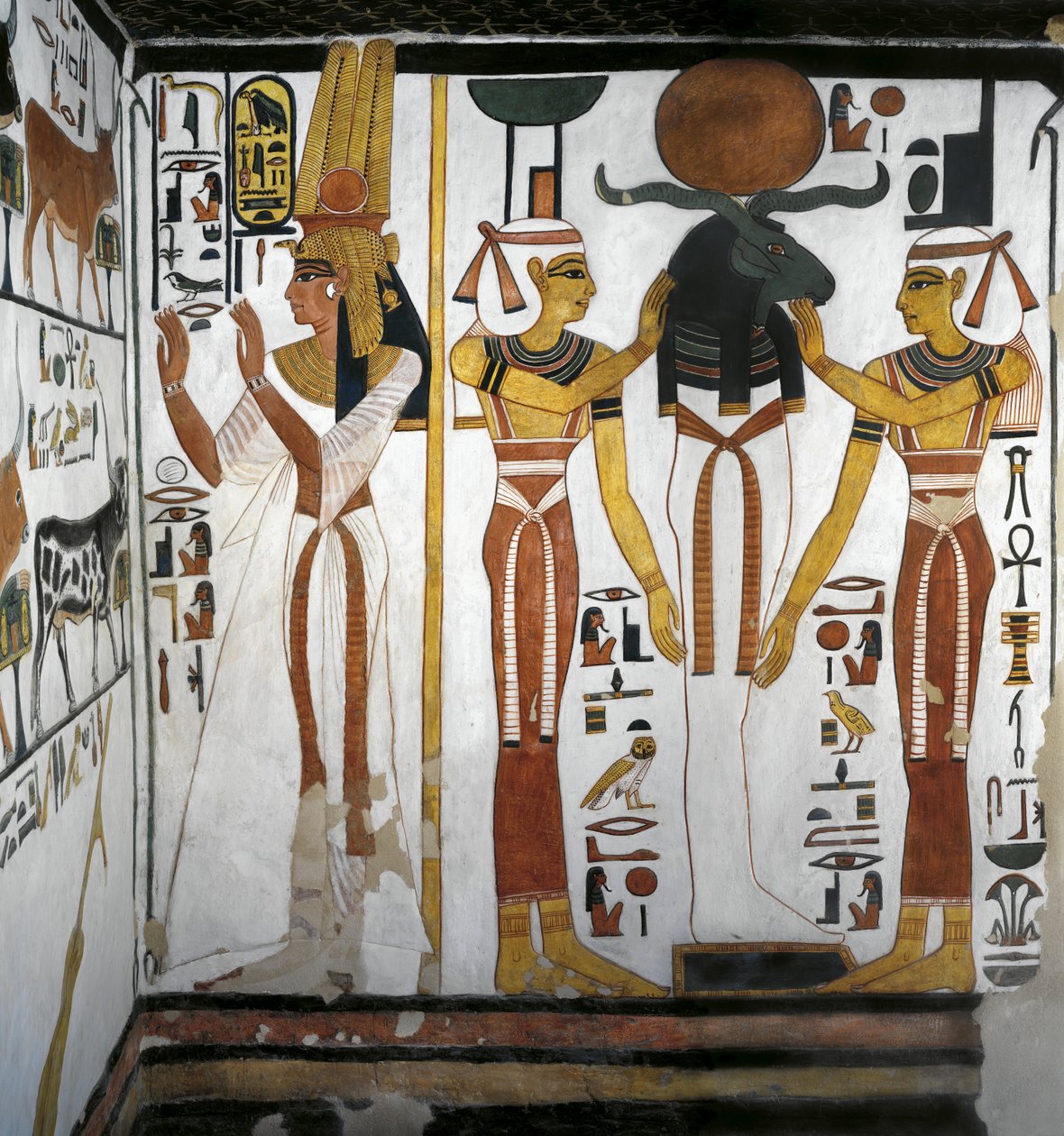 Egipto, Tebas, Luxor, Vale das Rainhas, Túmulo de Nefertari, Anexo à antecâmara, Pinturas Murais, Rainha perante entidade divina representando Osíris descansando em Ra em círculo de deusas Ísis e Nefitíase de Egyptian 19th Dynasty