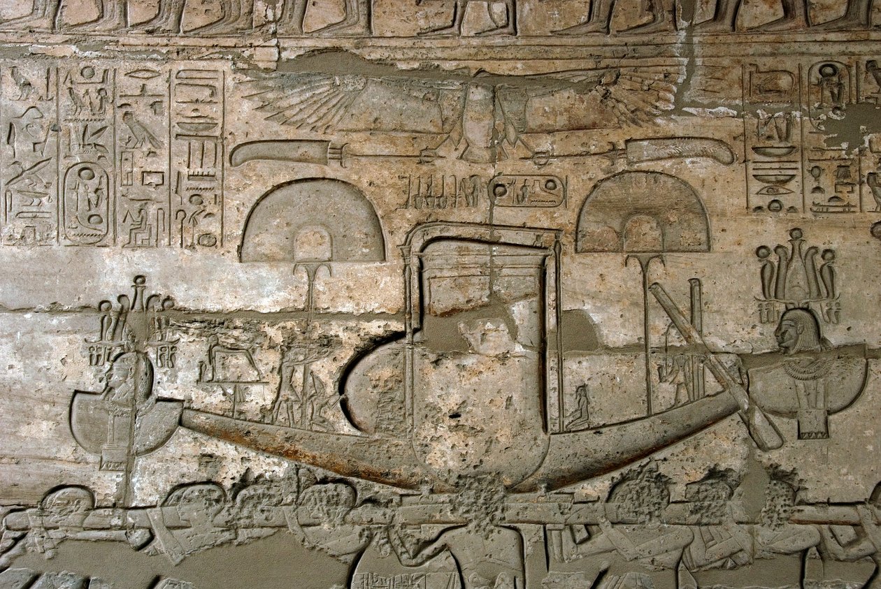 Antiguidade egípcia: vista dos relevos representando a procissão do barco sagrado, Templo Memorial dedicado ao faraó Ramsés II (1279-1213 a.C.), local Ramasseum (Ramesseum) em Luxor, Egito. de Egyptian 19th Dynasty