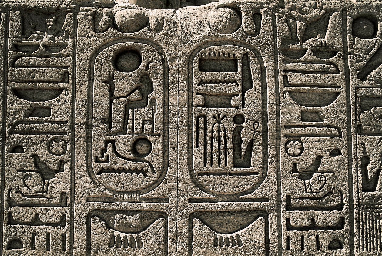 Antiguidade Egípcia: alívio do Templo de Ramsés II. 1271-1256 a.C., Abu Simbel, Assuão, Egito de Egyptian 19th Dynasty