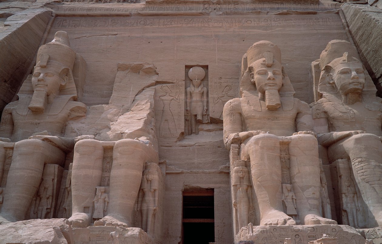 Antiquidade egípcia: Colosso do Templo de Ramsés II. 1271-1256 AC. Abu Simbel (Abu Simbel), Assuão, Egito de Egyptian 19th Dynasty