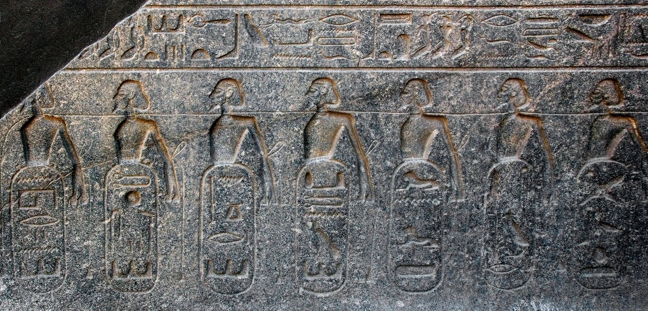 Antiguidade egípcia: detalhe de um relevo decorando os emblemas dos territórios conquistados pelo faraó Ramsés II (1292-1186 a.C.). Templo de Luxor. East Bank (Tebas), Egito. de Egyptian 19th Dynasty